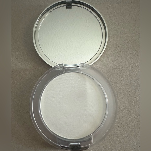 Clinique Stay Matte Universal Blotting Powder - Picture 6 of 6